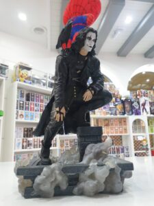 DIORAMA PVC EL CUERVO, ERIC DRAVEN EN TEJADO