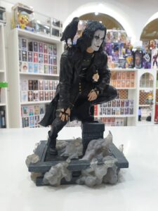DIORAMA PVC EL CUERVO, ERIC DRAVEN EN TEJADO
