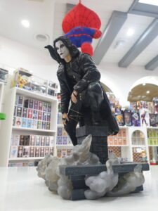 DIORAMA PVC EL CUERVO, ERIC DRAVEN EN TEJADO