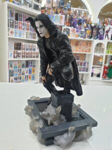 DIORAMA PVC EL CUERVO, ERIC DRAVEN EN TEJADO
