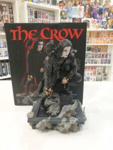 DIORAMA PVC EL CUERVO, ERIC DRAVEN EN TEJADO
